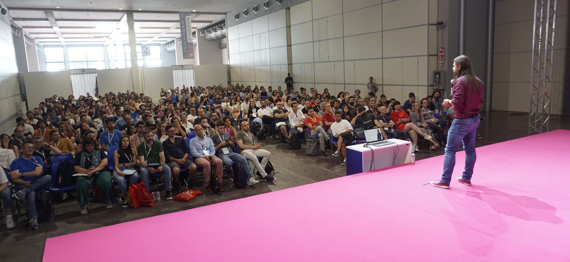 Matteo Zambon tiene lo speech sui casi studio di implementazione di GA4 e tracciamento Server-Side di fronte a 400 persone al WMF (We Make Future!) di Rimini Matteo Zambon tiene lo speech sui casi studio di implementazione di GA4 e tracciamento Server-Side di fronte a 400 persone al WMF (We Make Future!) di Rimini