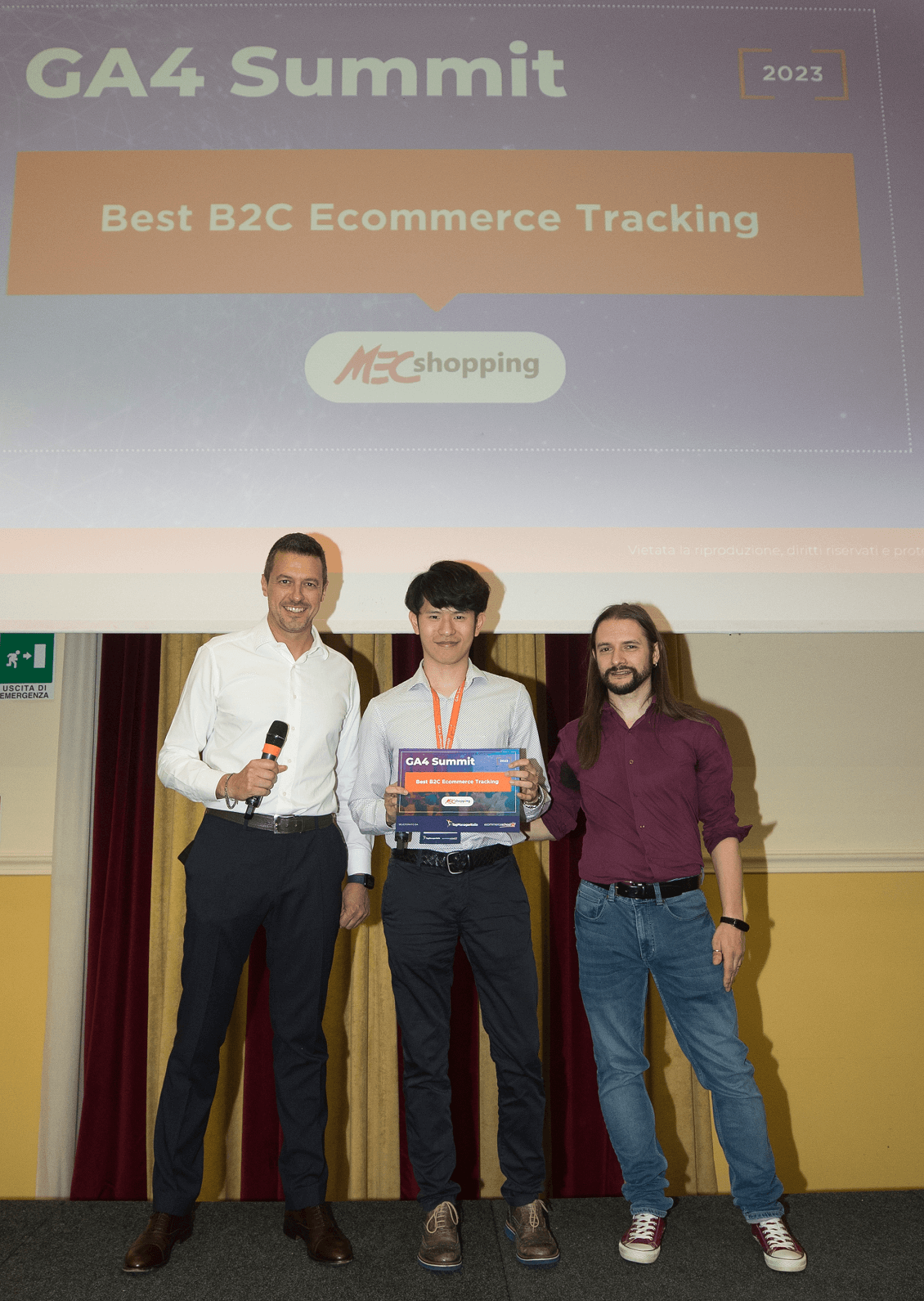 Premiazione Chief Executive & Account di MecShopping Claudio Qian evento GA4 Summit Premiazione Chief Executive & Account di MecShopping Claudio Qian evento GA4 Summit