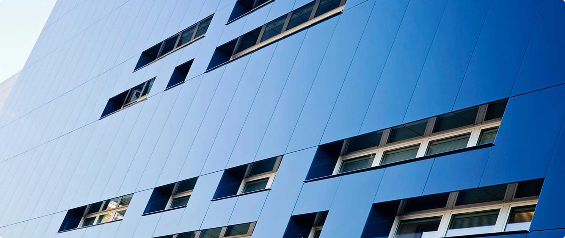 Facciata blu della sede di CGN.
