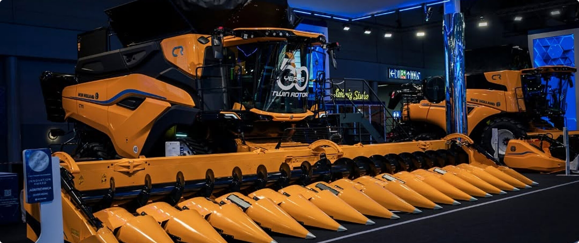 Mietitrebbia New Holland esposta in uno spazio fieristico.