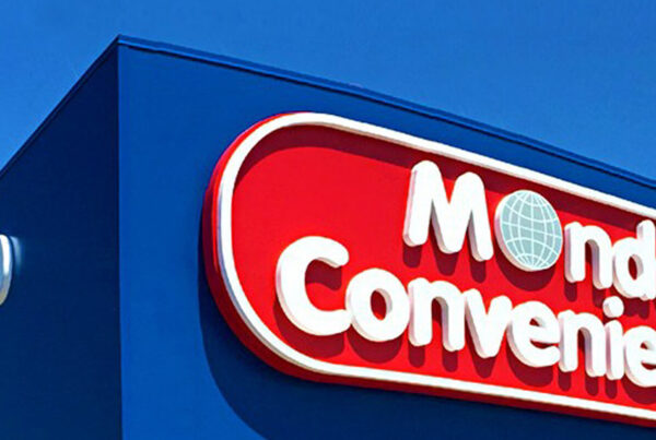 Insegna di un punto vendita Mondo Convenienza.
