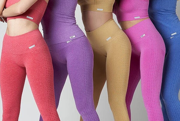 Leggings FGM04 indossati in diversi colori.